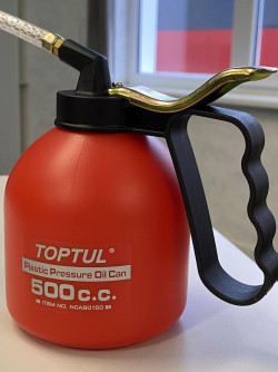Маслёнка рычажная пластиковая TOPTUL 500 мл гибкий наконечник NCAB0150 в Украине