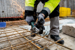 Акумуляторна кутова шліфувальна машина Metabo W 18 L 9-125 Quick не дорого