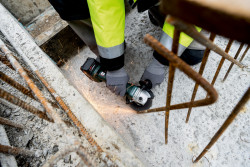 Акумуляторна кутова шліфувальна машина Metabo W 18 L 9-125 Quick замовити
