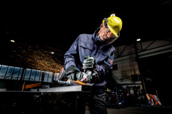 Акумуляторна кутова шліфувальна машина Metabo WVB 18 LT BL 11-115 Quick ціна
