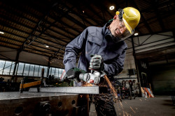 Акумуляторна кутова шліфувальна машина Metabo WVB 18 LT BL 11-115 Quick 