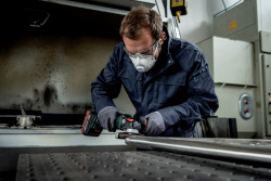 Акумуляторна кутова шліфувальна машина Metabo WVB 18 LT BL 11-125 Quick Inox в Україні
