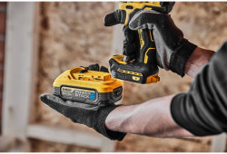 Дриль-шуруповерт аккумуляторний безщітковий DeWALT DCD800H2T акція