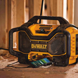 Зарядний пристрій-радіоприймач DeWALT DCR027 фото