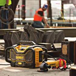 Зарядний пристрій-радіоприймач DeWALT DCR027 в інтернет-магазині