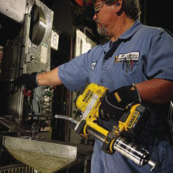 Пістолет маcляний акумуляторний DeWALT DCGG571M1 в Украине