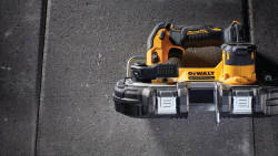 Пила стрічкова акумуляторна безщіткова DeWALT DCS377NT не дорого