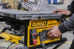 Пила настільна мережева DeWALT DWE7492 в Украине
