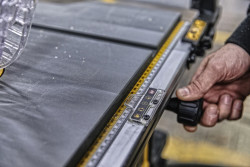 Пила настільна мережева DeWALT DWE7492 скидки