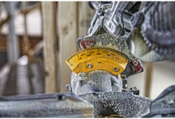Пила торцювальна акумуляторна безщіткова DeWALT DCS727T2 акція