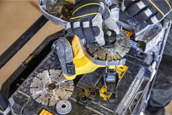 Штроборіз акумуляторний безщітковий DeWALT DCG200NT акция