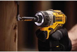 Шурупокрут акумуляторний безщітковий DeWALT DCF601D2 фото