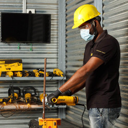 Шліфмашина кутова - болгарка мережева DeWALT DWE4215 замовити