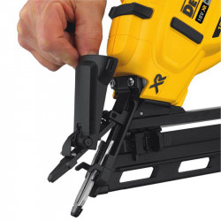 Пістолет цвяхозабивний акумуляторний безщітковий DeWALT DCN650N в Украине
