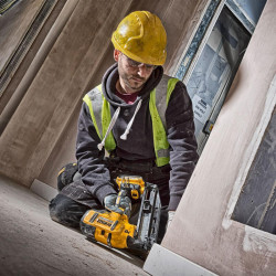 Пістолет цвяхозабивний акумуляторний безщітковий DeWALT DCN660N фото