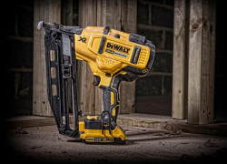 Пістолет цвяхозабивний акумуляторний безщітковий DeWALT DCN662D2 не дорого