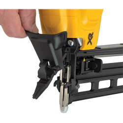 Пістолет цвяхозабивний акумуляторний безщітковий DeWALT DCN662N в Україні