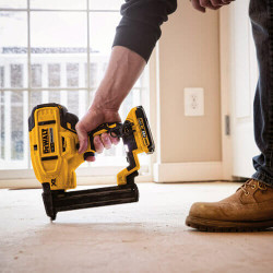 Степлер скобозабивний акумуляторний безщітковий DeWALT DCN681N акция