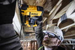 Степлер скобозабивний акумуляторний DeWALT DCN701D2 в интернет-магазине