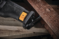 Пила шабельна акумуляторна DeWALT DCS386NT акция