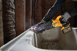 Пила шабельна акумуляторна DeWALT DCS386T1 скидки