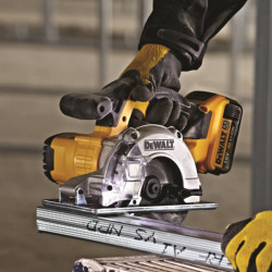 Пила дискова акумуляторна DeWALT DCS373N в Украине