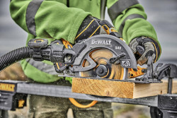 Пила дискова акумуляторна DeWALT DCS578X2 в Украине