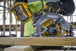 Пила дискова акумуляторна DeWALT DCS578X2 акция