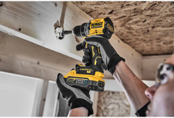 Набір із двох інструментів безщіткових DeWALT DCK2051H2T знижки