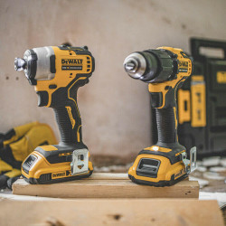 Набір з двох безщіткових інструментів DeWALT DCK2062D2T не дорого