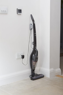 Пилосос акумуляторний (електровіник) BLACK+DECKER SVB620JW цена