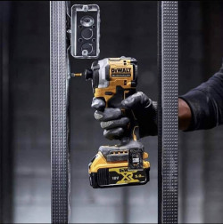 Набір із двох інструментів безщіткових DeWALT DCK2050E2T замовити
