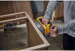 Шлифмашина ленточная аккумуляторная бесщёточная DeWALT DCW220P2 фото