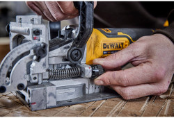 Фрезер акумуляторний безщітковий DeWALT DCW682P2 фото