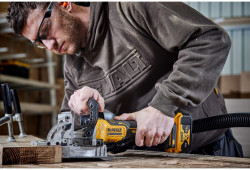 Фрезер акумуляторний безщітковий DeWALT DCW682P2 