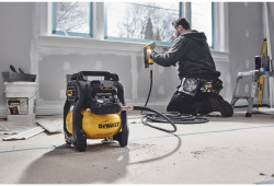 Компресор повітряний акумуляторний DeWALT DCC1018N акция