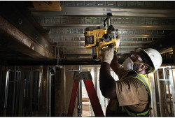 Перфоратор акумуляторний безщітковий SDS-Plus DeWALT DCH273NT в інтернет-магазині