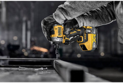Шурупокрут ударний акумуляторний безщітковий DeWALT DCF860NT ціна