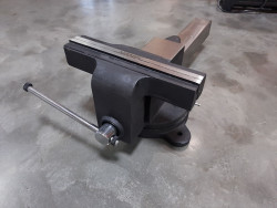 Тиски слюсарні 300мм чавунні поворотні в Україні