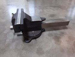 Тиски слюсарні 300мм чавунні поворотні замовити