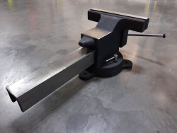 Тиски слюсарні 300мм чавунні поворотні не дорого