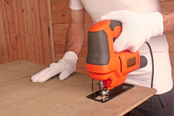 Пила лобзиковая сетевая BLACK+DECKER BES603 в Украине