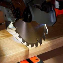 Пила торцювальна мережева BLACK+DECKER BES702 в інтернет-магазині