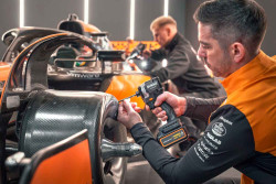 Шурупокрут ударний McLaren F1 TEAM LIMITED EDITION DeWALT DCF85MM2T ціна