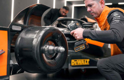 Набор из двух инструментов аккумуляторных бесщеточных McLaren F1 TEAM LIMITED EDITION DeWALT DCK200MM2T не дорого