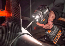 Набор из двух инструментов аккумуляторных бесщеточных McLaren F1 TEAM LIMITED EDITION DeWALT DCK200MM2T в интернет-магазине