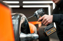 Набор из двух инструментов аккумуляторных бесщеточных McLaren F1 TEAM LIMITED EDITION DeWALT DCK200MM2T акция