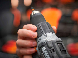 Набор из двух инструментов аккумуляторных бесщеточных McLaren F1 TEAM LIMITED EDITION DeWALT DCK200MM2T Arsenal Grand