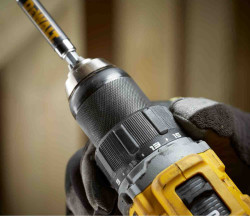 Дрель-шуруповёрт аккумуляторная бесщёточная DeWALT DCD794NT не дорого