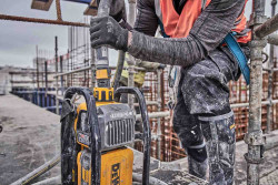 Вібратор-силовий модуль глибинний акумуляторний POWERSHIFT DeWALT DCPS320N в Україні